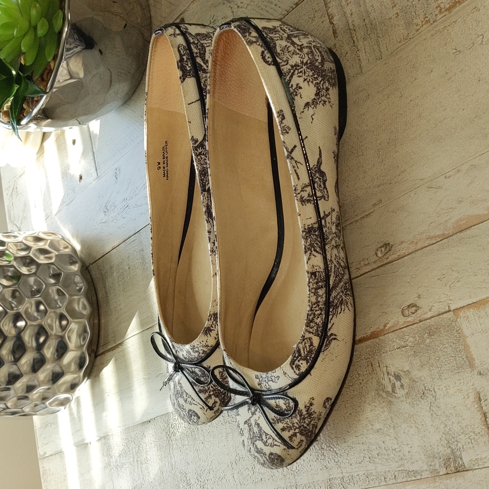 Talbots winter white with back print and black vinyl trim size 9 wide